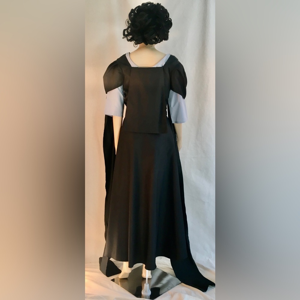 Game of Thrones-subshirt & black over-dress with exaggerated long, split sleeves - Picture 5 of 12
